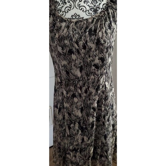 Comfy sleeveless dress with ruffle hem - Picture 1 of 3